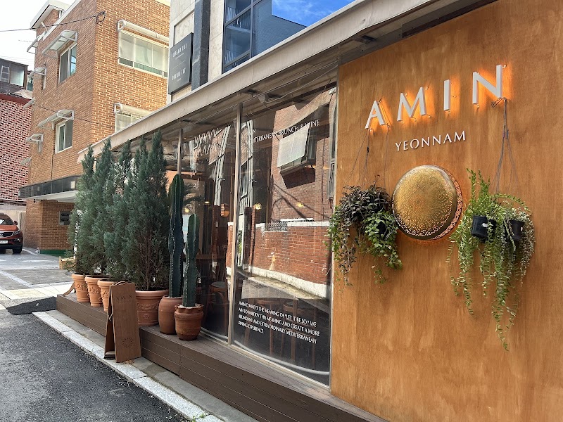Amin Yeonnam interior or signature dish