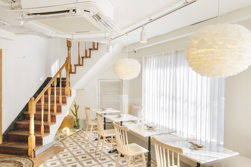 Seongsu Darak interior or signature dish