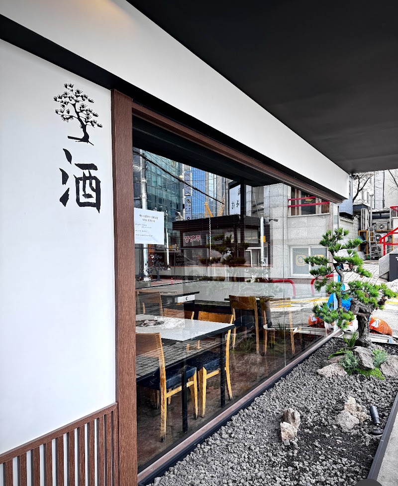 Cheongdam Baeksong interior or signature dish