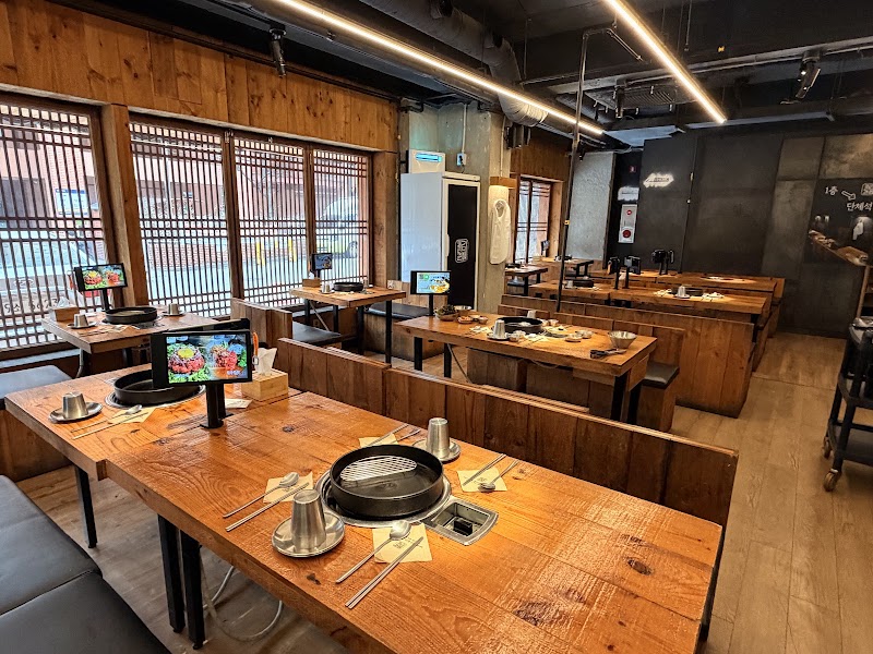 Gogikkun Kim Chunbae Gongdeok Branch interior or signature dish